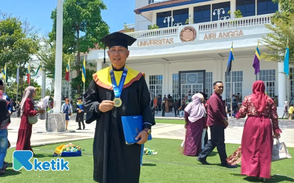 Thumbnail Berita - Resmi Wisuda Magister di Unair, HM Arum Sabil: Belajar Tidak Mengenal Usia