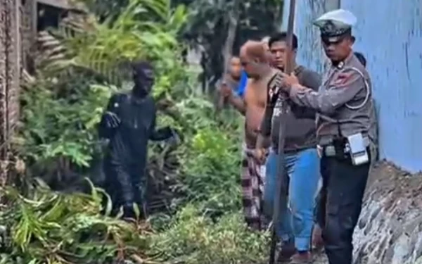 Thumbnail Berita - Warga dan Polisi Ciduk Pencuri HP dari Got Penuh Lumpur di Surabaya