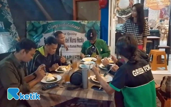 Thumbnail Berita - Gelandang Persebaya Oktafinus Fernando Buka Rumah Makan, Menu Sambal Cakalang Jadi Andalan