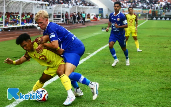 Thumbnail Pemain Sriwijaya FC berusaha melewati pemain Persiraja dalam Laga pekan ketiga Liga Pegadaian Championship 2025-2026 di Stadion Gelora Sriwijaya Jakabaring, Palembang, Sabtu 27 September 2025. Sriwijaya FC sempat unggul dua gol berkat Muhammad Hadri (6') dan Jackson Tiwu (43') sementara Persiraja membalas dengan tiga yang di cetak oleh C. Flynn Gillespie dua gol, dan M. Farinha (69'). (Foto: Wahyu Rahmanto/Ketik).
