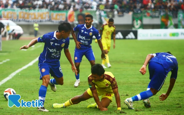 Thumbnail Pemain Sriwijaya FC berusaha melewati pemain Persiraja dalam Laga pekan ketiga Liga Pegadaian Championship 2025-2026 di Stadion Gelora Sriwijaya Jakabaring, Palembang, Sabtu 27 September 2025. Sriwijaya FC sempat unggul dua gol berkat Muhammad Hadri (6') dan Jackson Tiwu (43') sementara Persiraja membalas dengan tiga yang di cetak oleh C. Flynn Gillespie dua gol, dan M. Farinha (69'). (Foto: Wahyu Rahmanto/Ketik).