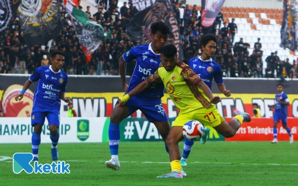 Thumbnail Pemain Sriwijaya FC berusaha melewati pemain Persiraja dalam Laga pekan ketiga Liga Pegadaian Championship 2025-2026 di Stadion Gelora Sriwijaya Jakabaring, Palembang, Sabtu 27 September 2025. Sriwijaya FC sempat unggul dua gol berkat Muhammad Hadri (6') dan Jackson Tiwu (43') sementara Persiraja membalas dengan tiga yang di cetak oleh C. Flynn Gillespie dua gol, dan M. Farinha (69'). (Foto: Wahyu Rahmanto/Ketik).