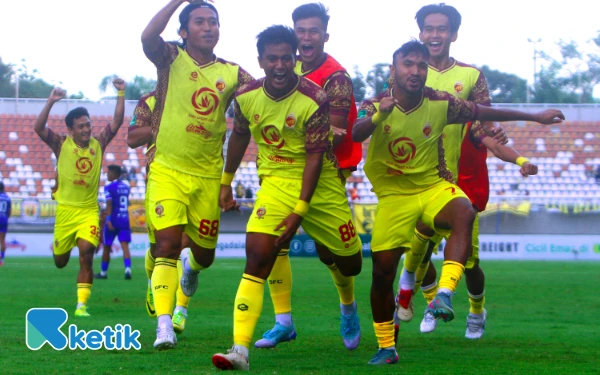 Thumbnail Selebrasi Pemain Sriwijaya FC Muhammad Hadri usai mencetak gol pertama menit ke enam dalam Laga pekan ketiga Liga Pegadaian Championship 2025-2026 di Stadion Gelora Sriwijaya Jakabaring, Palembang, Sabtu 27 September 2025. Sriwijaya FC sempat unggul dua gol berkat Muhammad Hadri (6') dan Jackson Tiwu (43') sementara Persiraja membalas dengan tiga yang di cetak oleh C. Flynn Gillespie dua gol, dan M. Farinha (69'). (Foto: Wahyu Rahmanto/Ketik).