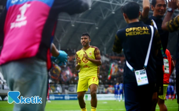 Thumbnail Selebrasi Pemain Sriwijaya FC Jackson Tiwu usai mencetak gol pertama menit ke empat puluh tiga dalam Laga pekan ketiga Liga Pegadaian Championship 2025-2026 di Stadion Gelora Sriwijaya Jakabaring, Palembang, Sabtu 27 September 2025. Sriwijaya FC sempat unggul dua gol berkat Muhammad Hadri (6') dan Jackson Tiwu (43') sementara Persiraja membalas dengan tiga yang di cetak oleh C. Flynn Gillespie dua gol, dan M. Farinha (69'). (Foto: Wahyu Rahmanto/Ketik).