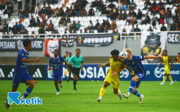 Thumbnail Pemain Persiraja berusaha menghalau pemain Sriwijaya FC dalam Laga pekan ketiga Liga Pegadaian Championship 2025-2026 di Stadion Gelora Sriwijaya Jakabaring, Palembang, Sabtu 27 September 2025. Sriwijaya FC sempat unggul dua gol berkat Muhammad Hadri (6') dan Jackson Tiwu (43') sementara Persiraja membalas dengan tiga yang di cetak oleh C. Flynn Gillespie dua gol, dan M. Farinha (69'). (Foto: Wahyu Rahmanto/Ketik).