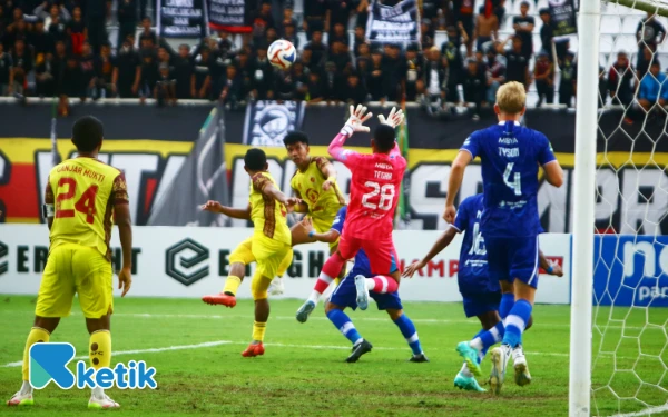 Thumbnail Kiper Persiraja berusaha menghalau tendang pemain Sriwijaya FC dalam Laga pekan ketiga Liga Pegadaian Championship 2025-2026 di Stadion Gelora Sriwijaya Jakabaring, Palembang, Sabtu 27 September 2025. Sriwijaya FC sempat unggul dua gol berkat Muhammad Hadri (6') dan Jackson Tiwu (43') sementara Persiraja membalas dengan tiga yang di cetak oleh C. Flynn Gillespie dua gol, dan M. Farinha (69'). (Foto: Wahyu Rahmanto/Ketik).