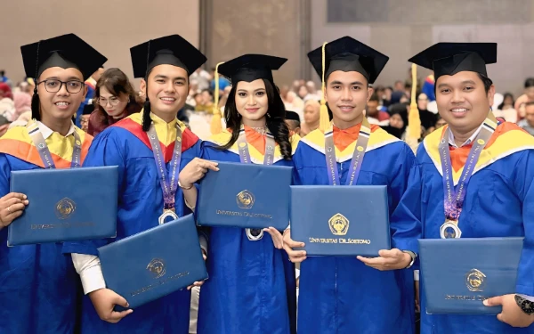 Thumbnail Berita - Selamat! Lima ASN Biro Adpim Pemprov Jatim Diwisuda Unitomo, Resmi Sandang Gelar Baru