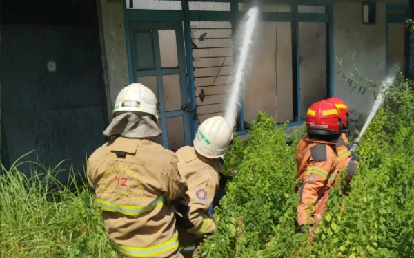Thumbnail Berita - Dua Petugas Damkar Terluka Padamkan Kebakaran Rumah Kosong di Surabaya