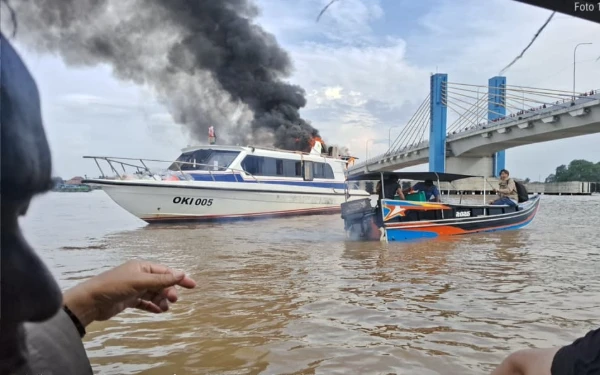 Thumbnail Berita - 18 Orang Selamat dalam Insiden Kebakaran Kapal OKI Pulp di Dekat Jembatan Musi 4