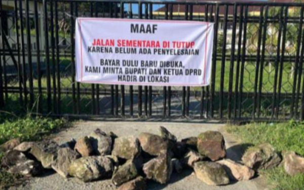 Thumbnail Berita - Kantor DPRD Halsel Dipalang Lagi, Kali ini Pakai Batu Besar