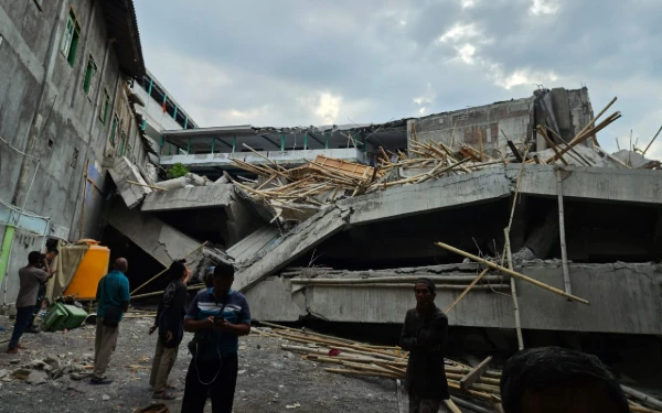 Thumbnail Berita - BREAKING! Bangunan Ponpes Al-Khoziny Sidoarjo Ambruk, Santri Terjebak di Reruntuhan