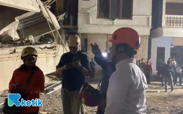 Thumbnail Berita - Pimpin Proses Evakuasi, Wagub Jatim Minta Pencarian Korban Terus Dilakukan