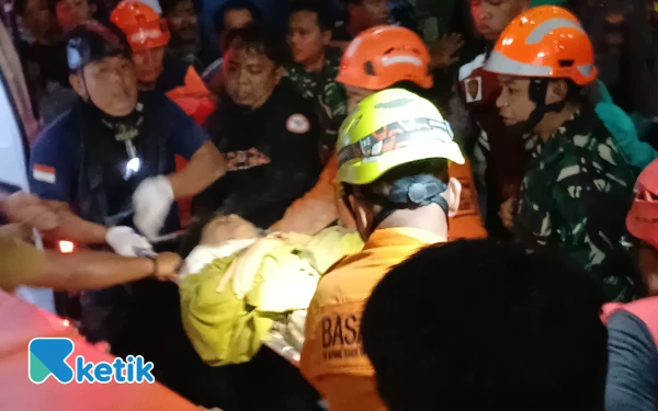 Thumbnail Berita - Dramatis, Proses Evakuasi 8 Santri Bangunan Ponpes Al-Khoziny