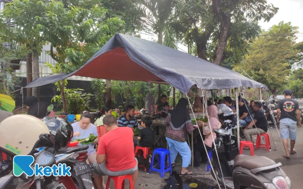 Thumbnail Berita - CAK MIS! Angkringan Legendaris Surabaya Suguhkan Menu Pecahan Marmer Sampai Mbok Nom