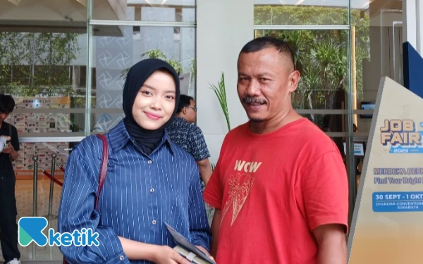 Thumbnail Berita - Kisah Ayah dan Anak Motoran dari Malang untuk Ikuti Job Fair Inklusif Jatim 2025