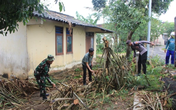 Thumbnail Berita - Puting Beliung Terjang Tuban, 37 Rumah Rusak di Kecamatan Singgahan