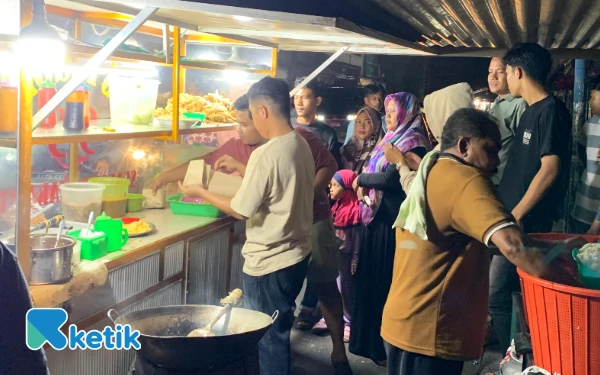 Thumbnail Berita - Listrik Padam Sejak Kemarin, Warung Nasi di Abdya Laris Manis, Malam Hari Jadi Ramai