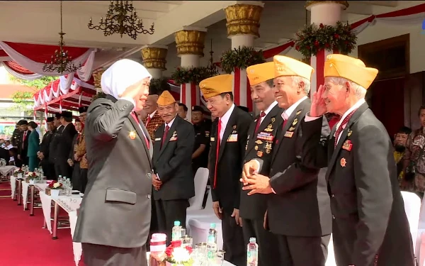 Thumbnail Berita - Pimpin Upacara Hari Kesaktian Pancasila, Sikap Hormat Khofifah ke Veteran Tuai Pujian