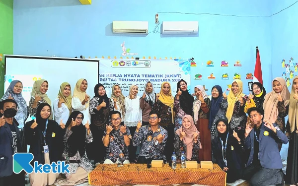 Thumbnail Berita - Kelompok Samudra KKN-T UTM Gelar Pelatihan Cipta Lagu Anak Berbasis Suno.Ai untuk Guru PAUD di Klampis