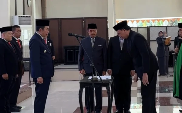 Thumbnail Berita - Lantik Enam Pejabat Baru, Bupati Abdul Hamid Dorong Energi Baru Birokrasi Bondowoso