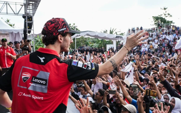 Thumbnail Salah satu pembalap yang menyapa langsung warga Mataram di perhelatan itu adalah Francesco Bagnaia dari Ducati. (Foto: MGPA)
