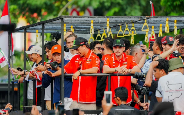 Thumbnail Selain itu hadir juga lain Marco Bezzecchi, Francesco Bagnaia, Franco Morbidelli, Fabio Di Giannantonio, Luca Marini, Brad Binder, Miguel Oliveira, Raul Fernandez, dan Somkiat Chantra, serta pembalap kebanggaan Indonesia di kelas Moto2, Mario Aji. (Foto: MGPA)