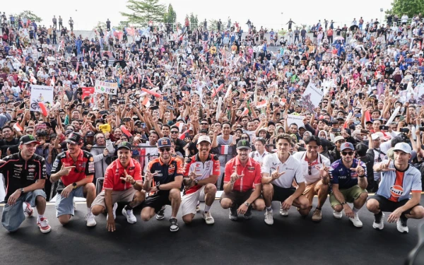 Thumbnail Di Teras Udayana, acara dilanjutkan dengan sesi jumpa fans. Semua pembalap naik ke panggung untuk menyapa penonton. (Foto: MGPA)