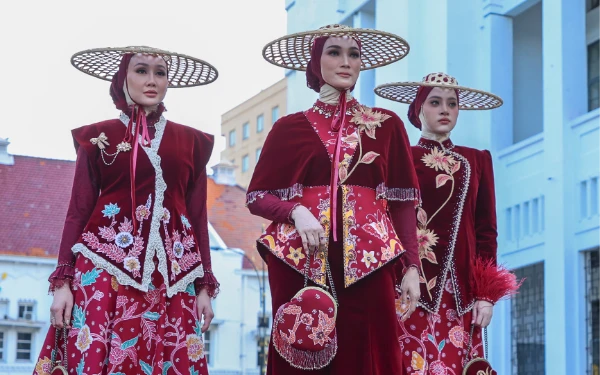 Thumbnail Berita - Saat Batik Surabaya Bertemu Modest Fashion, Kolaborasi Dekranasda dan Gita Orlin