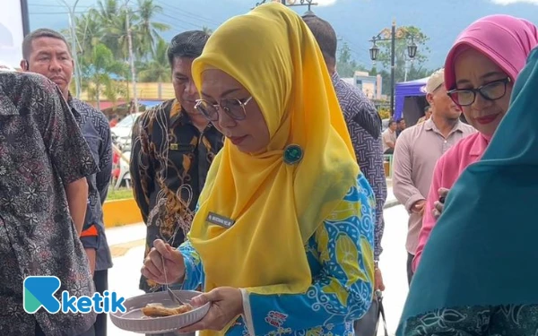 Thumbnail Ketua GOW Halmahera Selatan Mardiana Bopeng Helmi mencicipi hasil masakan Peserta (Foto: Mursal/Ketik)