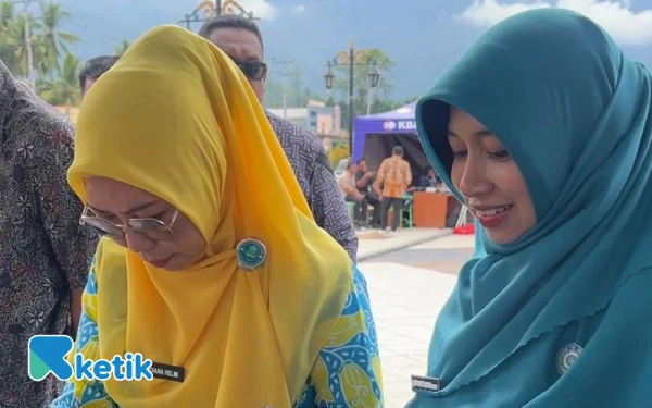 Thumbnail Ketua TP-PKK Rifa’at Al-Sa’adah Bassam tampak tersenyum usai menikmati hasil olahan ikan salah satu peserta Kecamatan (Foto: Mursal/Ketik)