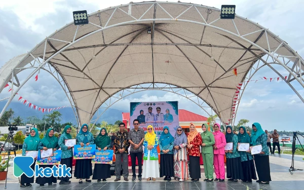 Thumbnail Wakil Bupati Halmahera Selatan Helmi Umar Muchsin didampingi Kepala Dinas Pertanian Idris Ali dan jajaran lainnya Berpose bersama usai membagikan bonus kepada pemenang lomba (Foto: Mursal/Ketik)
