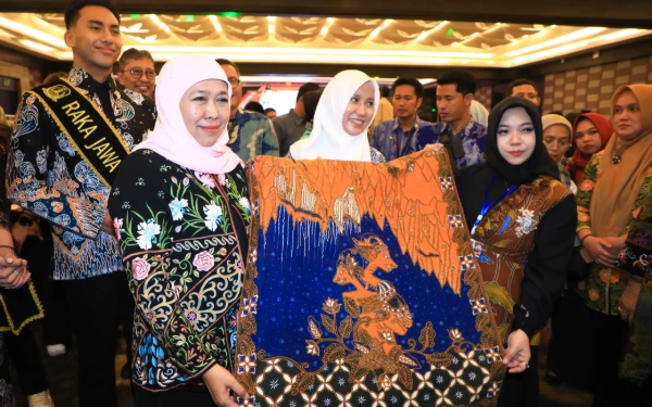 Thumbnail Berita - Peringati Hari Batik Nasional 2025, Gubernur Khofifah Kenalkan Wastra Batik Gerbang Baru Nusantara