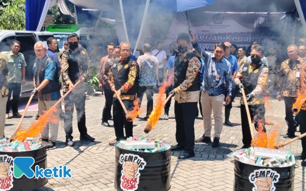 Thumbnail Berita - Menkeu Purbaya Musnahkan Ribuan Rokok Ilegal, Siap Tindak Tegas Pelaku Nakal