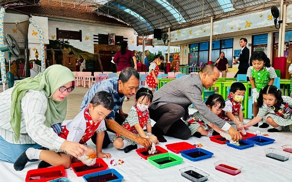 Thumbnail Berita - Hari Batik Nasional, Mercure Surabaya Grand Mirama Sulap Linen Bekas Jadi Batik Jumputan