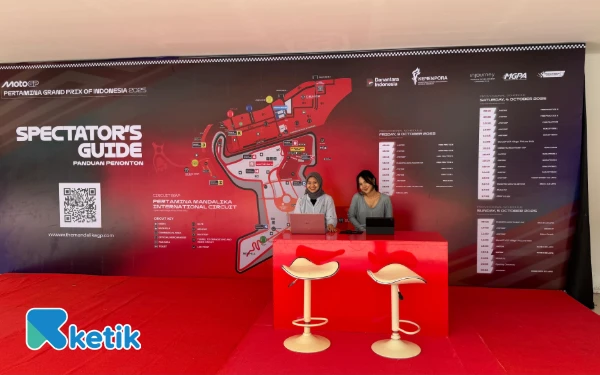 Thumbnail Petugas sedang berjaga di salah satu booth MotoGP Mandalika 2025 (Foto: Dok. Ketik)