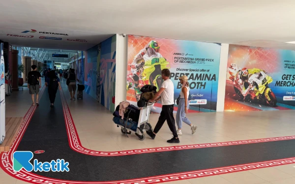 Thumbnail Wisatawan mancanegara tampak berdatangan di Bandara Internasional Lombok (Foto: Dok. Ketik)