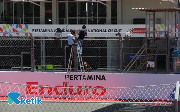 Thumbnail Para pekerja mulai memasang berbagai atribut di lintasan sirkuit Mandalika jelang MotoGP 2025, 3-5 Oktober 2025 pada Kamis 2 Oktober 2025. (Foto: Rahmat Rifadin/Ketik)