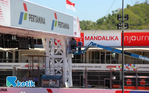 Thumbnail Para pekerja mulai memasang berbagai atribut di lintasan sirkuit Mandalika jelang MotoGP 2025, 3-5 Oktober 2025 pada Kamis 2 Oktober 2025. (Foto: Rahmat Rifadin/Ketik)