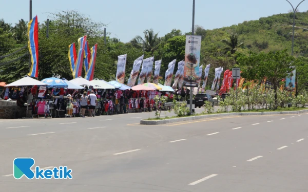 Thumbnail Depan pintu masuk utama Sirkuit Mandalika mulai dipadati para pedagang kaos dan pernak-pernik balap, 2 Oktober 2025. (Foto: Rahmat Rifadin/Ketik)