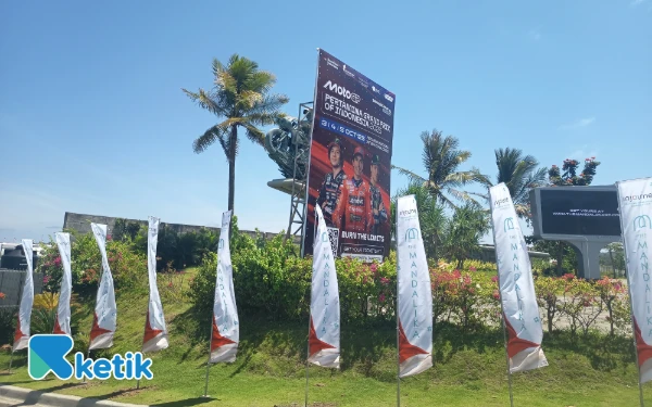 Thumbnail Baliho MotoGP menghalangi pandangan para pengunjung saat masuk melalui pintu utama di depan Sirkuit Mandalika, 3-5 Oktober 2025. (Foto: Rahmat Rifadin/Ketik)