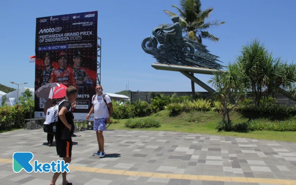 Thumbnail Baliho MotoGP menghalangi pandangan para pengunjung saat masuk melalui pintu utama di depan Sirkuit Mandalika, 3-5 Oktober 2025. (Foto: Rahmat Rifadin/Ketik)