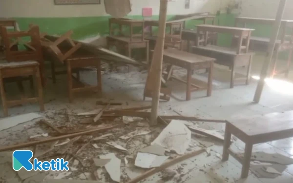 Thumbnail Berita - Atap Ruang Kelas SDN Bunten Barat 3 Ketapang Ambruk, KBM Pindah ke Musala