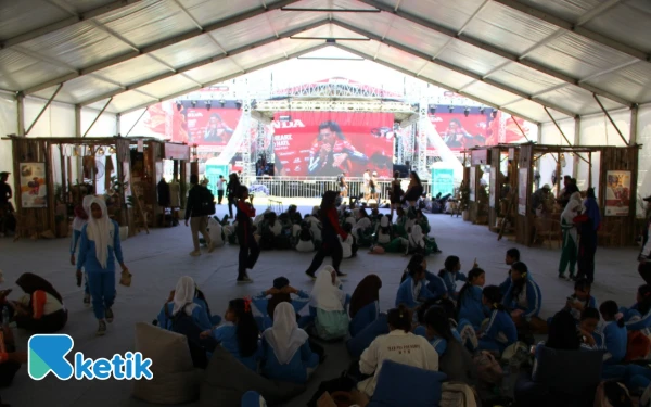 Thumbnail Area Nobar dengan layar besar di dalam lokasi Pesta Rakyat Mandalika. (Foto: Rahmat Rifadin/Ketik)