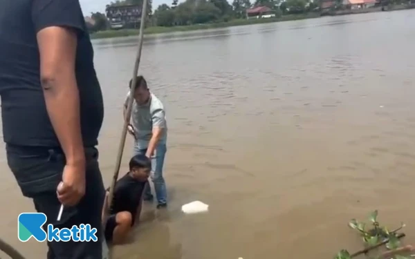 Thumbnail Berita - Gasak Uang Tetangga Rp80 Juta! Takut Ditangkap, Adam Malik Pilih Terjun ke Sungai