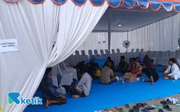 Thumbnail Berita - Keluarga Korban Ponpes Al Khoziny Menginap di RS Bhayangkara, Menanti Kepastian Identifikasi