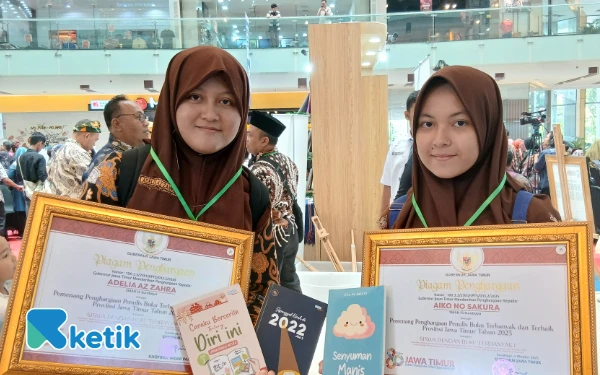 Thumbnail Berita - Keren! Dua Siswi SMA Negeri 15 Surabaya Raih Penghargaan Siswa dengan Buku Terbanyak