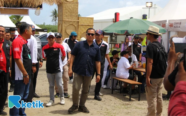Thumbnail Gubernur Nusa Tenggara Barat Lalu Muhamad Iqbal mengunjungi stand UMKM NTB di kompleks Sirkuit Mandalika, (Foto: Rahmat Rifadin/Ketik)