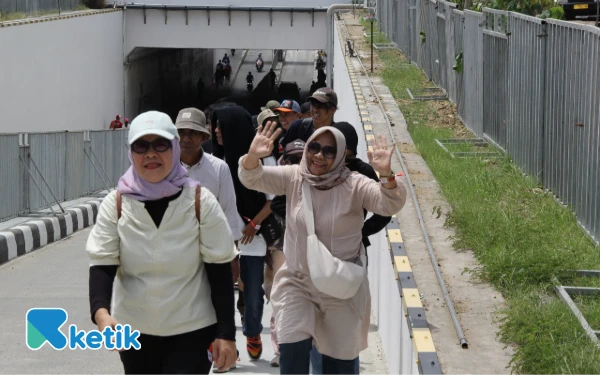 Thumbnail Para penonton makin memenuhi arena sirkuit. Mereka datang mayoritas rombongan maupun sekeluarga. (Foto: Rahmat Rifadin/Ketik)