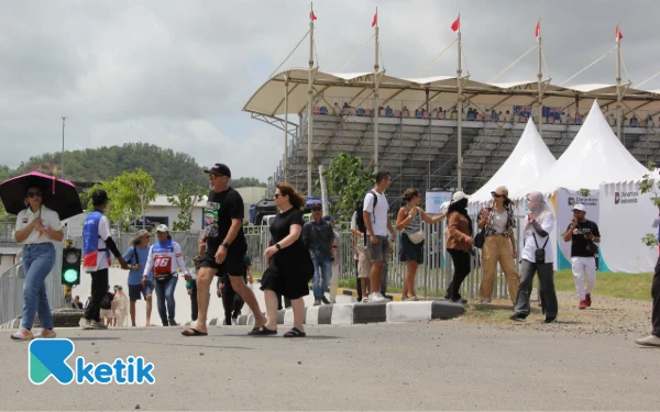 Thumbnail Pada gelaran hari kedua ini race menyajikan sesi latihan kedua, kualifikasi hingga Sprint Race untuk kelas utama MotoGP. (Foto: Rahmat Rifadin/Ketik)
