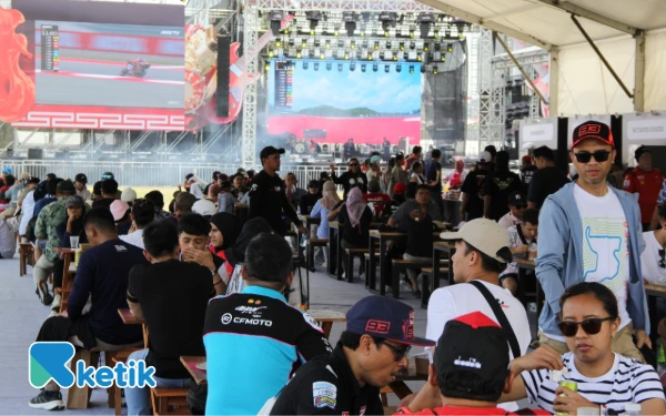 Thumbnail Di area Bazar Rakyat Mandalika yang terletak tepat di belakang Tribun Grandstand A para pengunjung juga semakin membludak. (Foto: Rahmat Rifadin/Ketik)